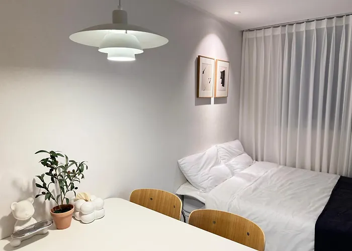 게스트하우스 Rym Stay, New Stay, Cozy 2br, 3 Beds, 5 Min To Subway, Near Lotte Tower, Lotte World, Kspo Dome, & Coex, Licensed