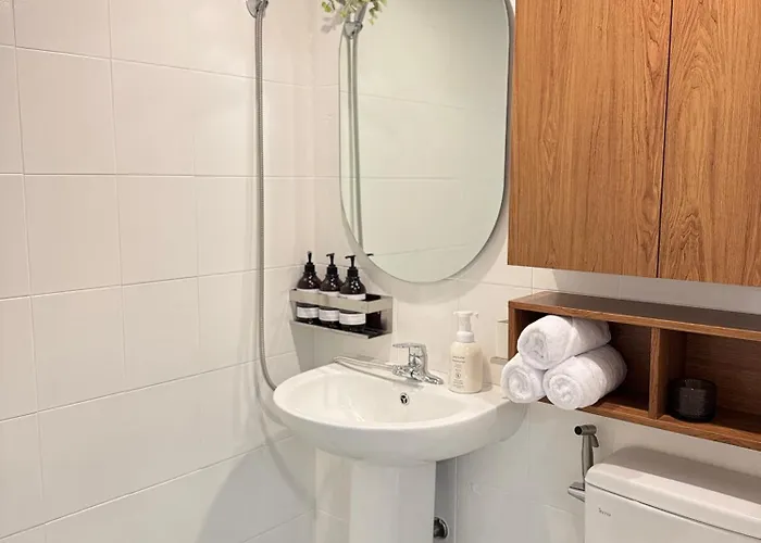 게스트하우스 Rym Stay, New Stay, Cozy 2br, 3 Beds, 5 Min To Subway, Near Lotte Tower, Lotte World, Kspo Dome, & Coex, Licensed 4*